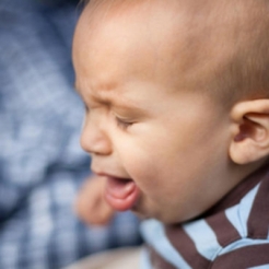 Cẩn trọng khi trẻ sơ sinh bị khò khè ở cổ họng